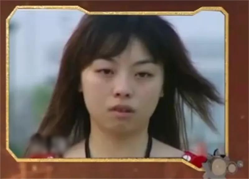 Ngay khi các phóng viên đến nhà Lưu Tĩnh, họ bắt gặp vài người đàn ông cường tráng vừa thất bại khi so tài uống rượu với cô và khuyên phóng viên đừng dại dột thử thách. Phóng viên chỉ mỉm cười và bước vào nhà Lưu Tĩnh.