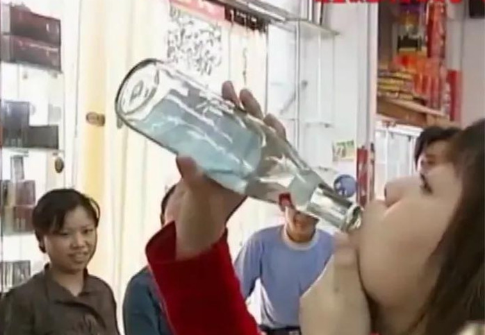 Sau một tiếng nghỉ ngơi, Lưu Tĩnh đã khỏe lại và lấy từ tủ rượu ra hai chai rượu trắng 52 độ, một chai cho phóng viên, một chai cho mình, rồi uống cạn. Qua nửa tiếng, cô gái trẻ vẫn bình thường, khiến phóng viên bất ngờ và xác minh bằng cách đốt một ít rượu còn sót lại, thấy lửa xanh bùng lên, chứng tỏ đó là rượu thật.