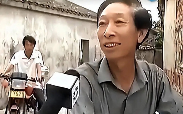 Người dân trong làng nhanh chóng kéo tới xem chuyện gì xảy ra. Cậu bé chỉ vào bài vị trên bàn và nói rằng mình chính là Trần Minh Đạo, người đã qua đời từ nhiều năm trước, khiến mọi người không khỏi ngỡ ngàng. Trần Minh Đạo đã mất nhiều năm rồi, làm sao có thể là một đứa trẻ nhỏ như vậy được? Nếu nói cậu bé là con của Trần Minh Đạo cũng không đúng, huống chi đứa bé này đã có cha mẹ, mọi người vội vàng hỏi về đầu đuôi câu chuyện.