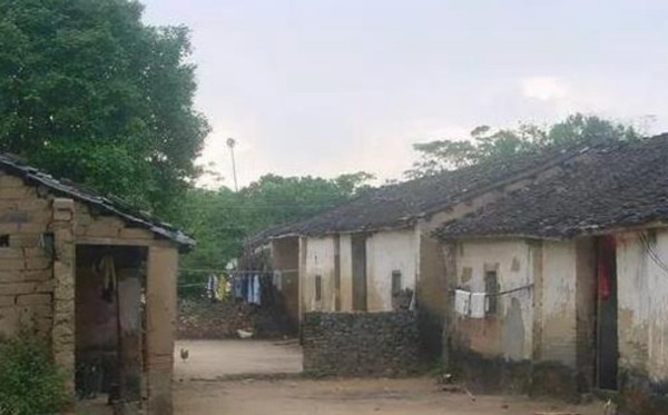 Làng của gia đình họ Đường cách làng Hoàng Ngọc, thành phố Đam Châu, 160 km. Khi đó, Đường Giang Sơn mới 6 tuổi, lớn lên ở nông thôn và gần như chưa bao giờ rời khỏi làng nhưng ngay khi đến vùng đất Đam Châu, cậu đã bắt đầu chỉ đường. Làng Hoàng Ngọc là một ngôi làng nhỏ bé và hẻo lánh, vợ chồng họ Đường không thể tưởng tượng được rằng con mình có thể biết rõ đường đến đây. Nhưng đến khi cả ba người đứng trước cổng làng Hoàng Ngọc, hai vợ chồng mới bàng hoàng.