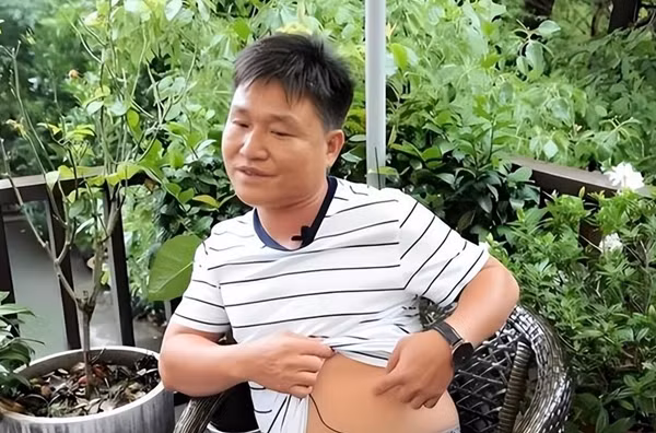 Tuy nhiên, làm sao một đứa trẻ ba tuổi lại có ý tưởng về kiếp trước và kiếp này, còn nói rõ ràng tên của mình và tên cha trong kiếp trước? Điều này khiến vợ chồng họ Đường bắt đầu nghi ngờ. Khi Đường Giang Sơn càng lớn, ký ức về thân thế kiếp trước của cậu càng rõ ràng, thậm chí cậu còn nhớ cả nguyên nhân mình chết ở kiếp trước. Trong ảnh là Đường Giang Sơn đang chỉ chỗ bị mình đâm kiếp trước.