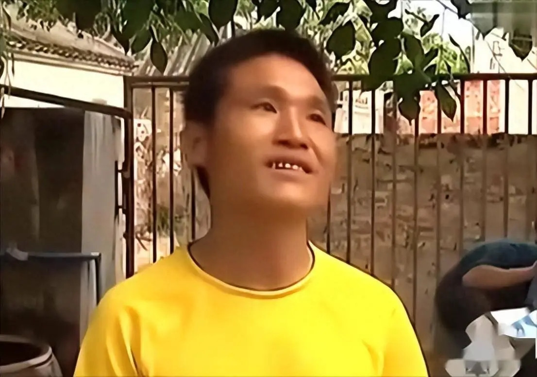 Cha mẹ của cậu bé nhanh chóng giải thích với dân làng rằng từ khi ba tuổi, cậu bé Đường Giang Sơn nhà họ đã bắt đầu nói về ký ức kiếp trước của mình, nói rằng cậu đã đầu thai. Ban đầu, cha mẹ chỉ nghĩ là có ai đó trong làng trêu đùa cậu bé, khiến cậu tin là thật. Trong ảnh là Đường Giang Sơn khi đã trưởng thành.