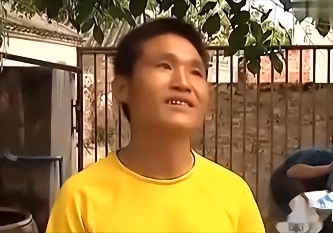 Cha mẹ của cậu bé nhanh chóng giải thích với dân làng rằng từ khi ba tuổi, cậu bé Đường Giang Sơn nhà họ đã bắt đầu nói về ký ức kiếp trước của mình, nói rằng cậu đã đầu thai. Ban đầu, cha mẹ chỉ nghĩ là có ai đó trong làng trêu đùa cậu bé, khiến cậu tin là thật. Trong ảnh là Đường Giang Sơn khi đã trưởng thành.