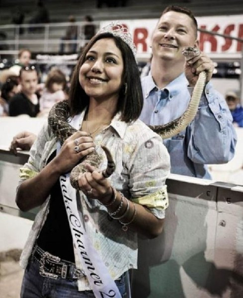 Cuộc thi Miss “rắn đuôi chuông” là một trong những hoạt động sôi nổi tại lễ hội. Người thắng cuộc là những phụ nữ trẻ xinh đẹp và gan dạ, dám cầm nắm hay đùa giỡn với rắn đuôi chuông.