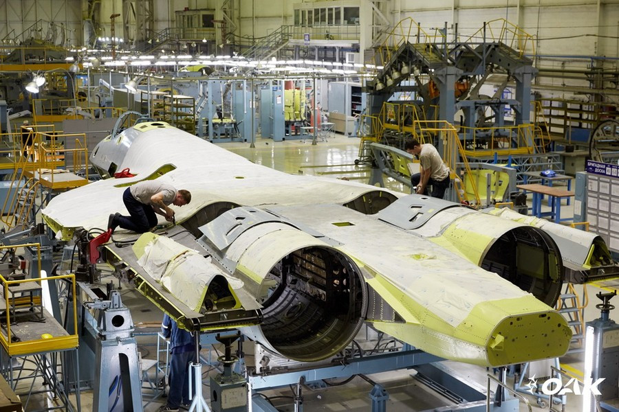 Để quá trình sản xuất diễn ra thuận lợi, tại thời điểm tháng 8/2022, danh sách thiết bị cần thiết để hoàn thành tiêm kích Su-57 đã được đưa ra, trong đó bao gồm bộ máy trạm tự động hoàn chỉnh để kiểm tra và hiệu chỉnh sản phẩm có mã định danh MPPU-50.