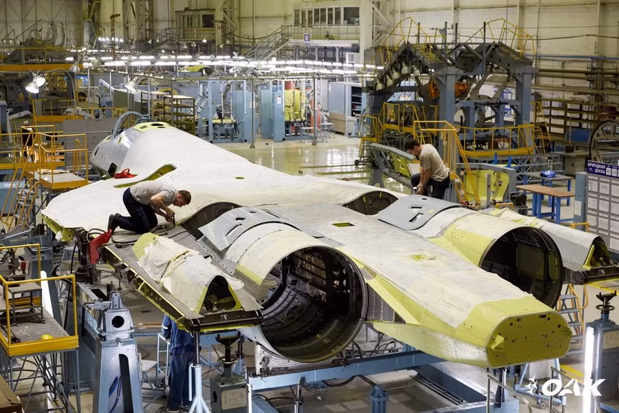 Để quá trình sản xuất diễn ra thuận lợi, tại thời điểm tháng 8/2022, danh sách thiết bị cần thiết để hoàn thành tiêm kích Su-57 đã được đưa ra, trong đó bao gồm bộ máy trạm tự động hoàn chỉnh để kiểm tra và hiệu chỉnh sản phẩm có mã định danh MPPU-50.