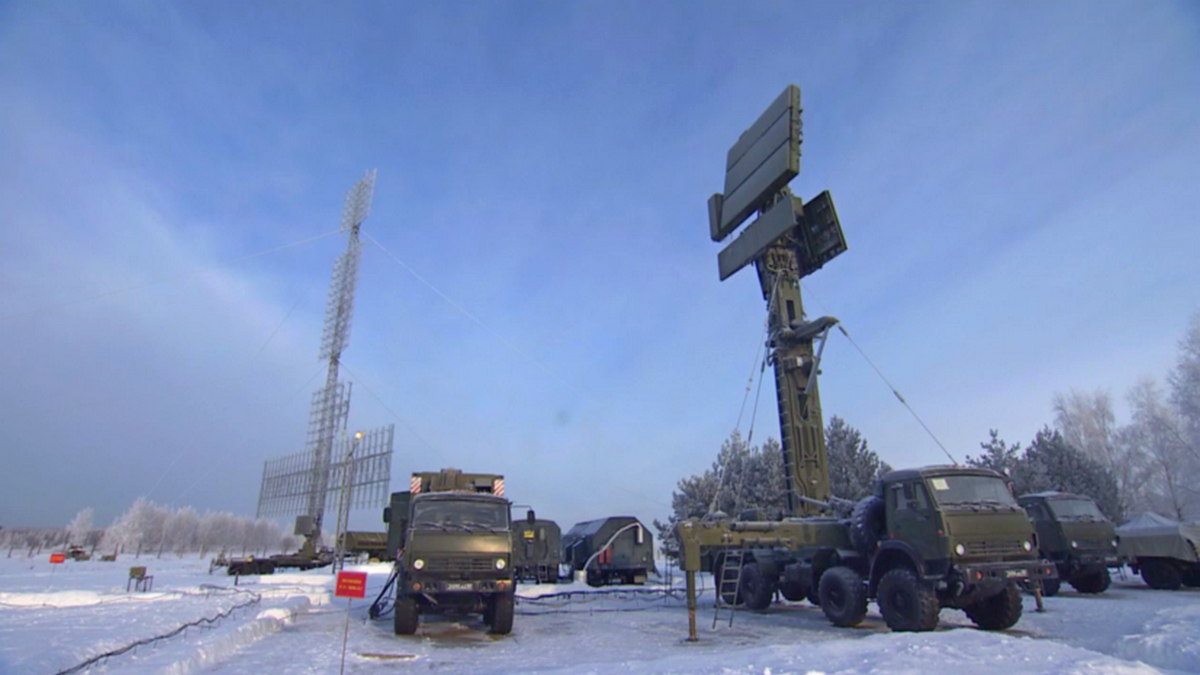 Radar Podlet-K1 được thiết kế với cấu trúc di động, bao gồm ba phương tiện KamAZ-6350: 1. Xe mang ăng-ten: Đảm nhận nhiệm vụ thu nhận và xử lý tín hiệu. 2. Trạm điều khiển: Được trang bị các thiết bị tối tân để vận hành radar. 3. Xe hỗ trợ năng lượng: Cung cấp năng lượng cho toàn bộ hệ thống hoạt động liên tục.