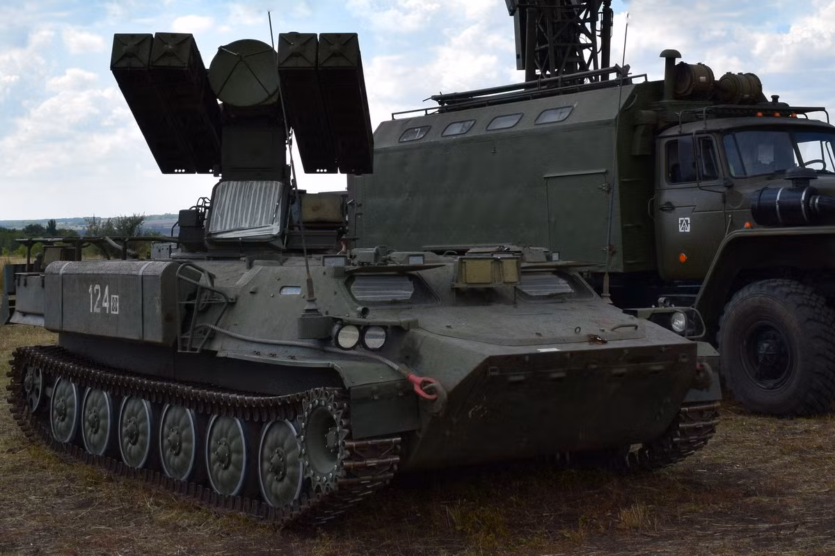 Hình ảnh radar Podlet-K1 bị phiến quân chiếm giữ đã xuất hiện trên mạng xã hội ngày 4/12. Dù thời gian và bối cảnh cụ thể chưa được xác minh, nhưng việc radar bị chiếm giữ nguyên vẹn đặt ra một loạt vấn đề nghiêm trọng.