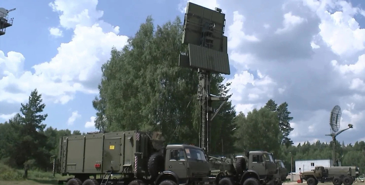 Hệ thống này có tầm phát hiện mục tiêu lên đến 200-300 km, cung cấp dữ liệu chính xác và kịp thời để hỗ trợ các tổ hợp phòng không S-300 và S-400 - những hệ thống tên lửa phòng không tiên tiến nhất của Nga.