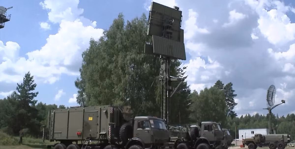 Hệ thống này có tầm phát hiện mục tiêu lên đến 200-300 km, cung cấp dữ liệu chính xác và kịp thời để hỗ trợ các tổ hợp phòng không S-300 và S-400 - những hệ thống tên lửa phòng không tiên tiến nhất của Nga.