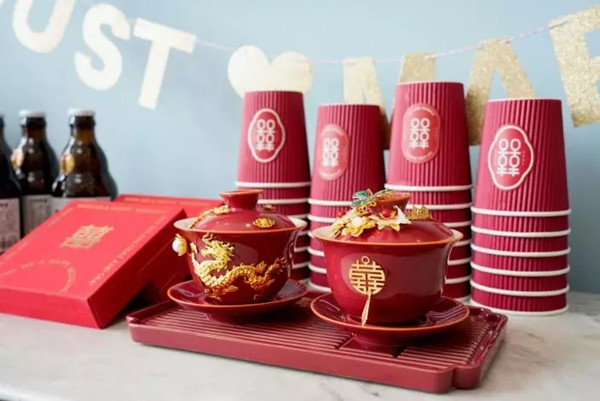 Hai bên mâu thuẫn đến mức không thể giải quyết, gia đình ông Vương bèn kiên quyết kiện cô dâu và chú rể cùng những người liên quan ra tòa.