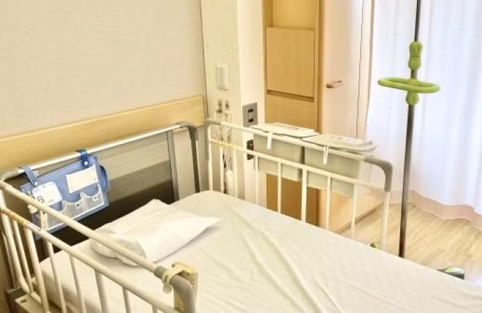 Việc ông Vương bị ngã không liên quan đến hành vi thiếu trách nhiệm của chú rể hay người phát quà, cũng như không liên quan đến vấn đề an toàn của khách sạn. Không có bằng chứng nào cho thấy có sự xô đẩy, chen lấn hay bất kỳ hành vi nào gây nguy hiểm đến tính mạng của ông Vương từ phía những người liên quan đến đám cưới.