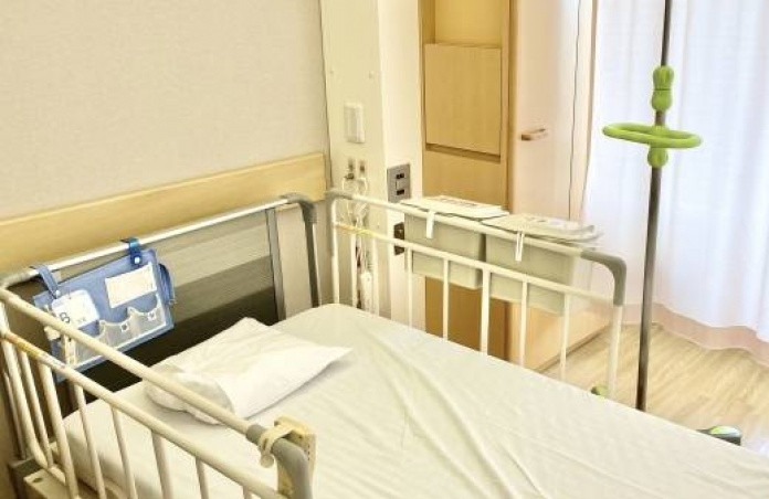 Việc ông Vương bị ngã không liên quan đến hành vi thiếu trách nhiệm của chú rể hay người phát quà, cũng như không liên quan đến vấn đề an toàn của khách sạn. Không có bằng chứng nào cho thấy có sự xô đẩy, chen lấn hay bất kỳ hành vi nào gây nguy hiểm đến tính mạng của ông Vương từ phía những người liên quan đến đám cưới.