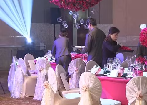 Gia đình ông Vương, một người đàn ông lớn tuổi qua đời sau khi ngã tại một đám cưới, đã kiện cô dâu chú rể và yêu cầu bồi thường hơn 140.000 nhân dân tệ (khoảng hơn 490 triệu đồng). Tuy nhiên, tòa án đã bác bỏ toàn bộ yêu cầu này, khẳng định trách nhiệm chính thuộc về phía nạn nhân.