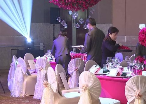 Gia đình ông Vương, một người đàn ông lớn tuổi qua đời sau khi ngã tại một đám cưới, đã kiện cô dâu chú rể và yêu cầu bồi thường hơn 140.000 nhân dân tệ (khoảng hơn 490 triệu đồng). Tuy nhiên, tòa án đã bác bỏ toàn bộ yêu cầu này, khẳng định trách nhiệm chính thuộc về phía nạn nhân.