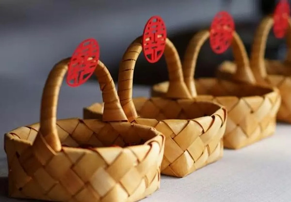 Gia đình ông Vương cho rằng sự việc xảy ra tại đám cưới nên việc phát quà cưới đã gián tiếp gây ra cái chết của ông Vương. Họ cáo buộc chú rể, cô dâu và những người phụ trách phát quà có trách nhiệm trong vụ việc, đòi bồi thường các khoản chi phí mai táng, tổn thất tinh thần và các khoản phí khác, tổng cộng lên đến hơn 140.000 nhân dân tệ.