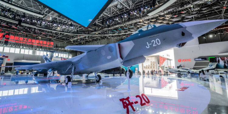 Trung Quốc có ít động cơ để từ bỏ việc theo đuổi vũ khí công nghệ cao. Với mỗi đổi mới thành công, vũ khí chiến đấu của Trung Quốc trở nên mạnh mẽ hơn, đặc biệt là so với sức mạnh của Quân đội Mỹ. Và vì các cường quốc trong khu vực như Nhật Bản đang ngày càng trở nên lớn mạnh hơn, có khả năng đe doạ về mặt quân sự đối với Trung Quốc, Bắc Kinh sẽ tiếp tục thúc đẩy sự phát triển những công nghệ đáng kinh ngạc này ngay cả khi người Mỹ không thích nghi được. (Nguồn ảnh: Getty Images, Newsweek, SCMP, PLA, Thời báo Hoàn Cầu, The National Interest).