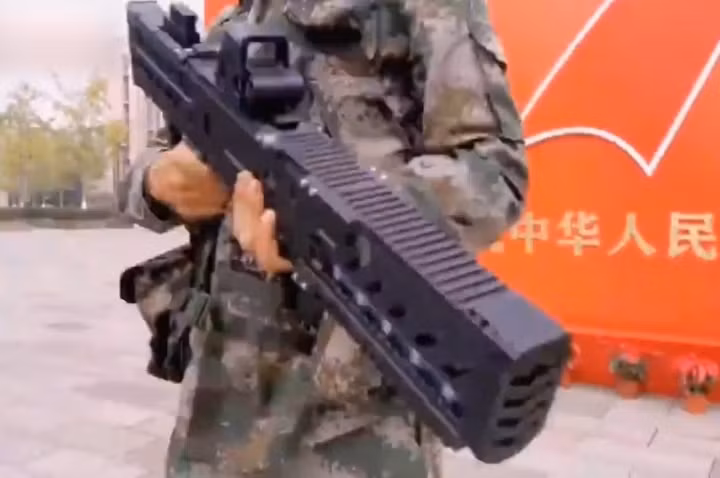 Trung Quốc cũng có vẻ đang dẫn đầu trong việc áp dụng trí tuệ nhân tạo (AI) vào lĩnh vực quân sự. Điều này rất quan trọng vì AI có thể giúp các nhà khoa học nước này phát triển vũ khí thế hệ tiếp theo với tốc độ nhanh hơn so với người Mỹ, điển hình là trong lĩnh vực phát triển súng điện từ.