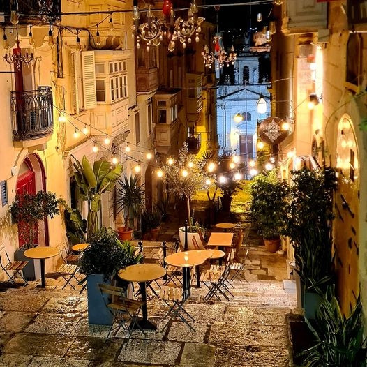 Khi bước chân đến Malta, bạn không chỉ là một du khách, mà còn là người tham gia vào câu chuyện ngàn năm. Đối với những người đam mê khám phá, hòn đảo này là một hành trình xuyên qua thời gian, đưa bạn đến một thế giới khác, nơi lịch sử và truyền thuyết hoà quyện.