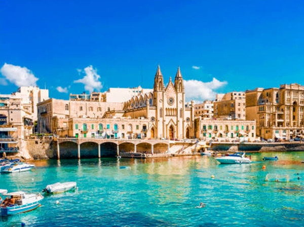 Dưới ánh nắng chói chang của Địa Trung Hải, hòn đảo Malta như tỏa sáng với những di tích cổ đại, những tòa nhà đá vững chãi và những con đường quanh co đầy hoa cỏ.