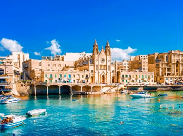 Dưới ánh nắng chói chang của Địa Trung Hải, hòn đảo Malta như tỏa sáng với những di tích cổ đại, những tòa nhà đá vững chãi và những con đường quanh co đầy hoa cỏ.