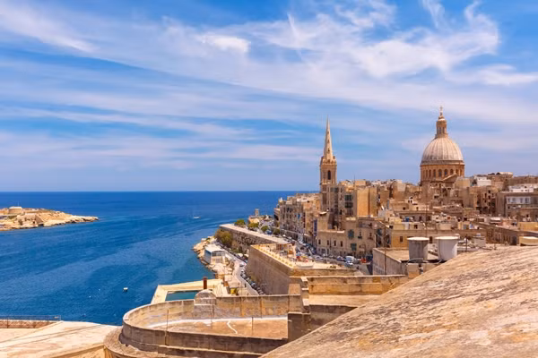 Đảo Malta – hòn đảo bé nhỏ nằm giữa Địa Trung Hải, ẩn giấu sau vẻ ngoài bình yên là một thế giới của bóng tối và những bí mật cổ xưa. Được biết đến với danh xưng "vương quốc của người chết", Malta thu hút những kẻ đam mê khám phá, những người không ngại dấn thân vào các di tích ma mị để tìm hiểu về những truyền thuyết xoay quanh vùng đất này.