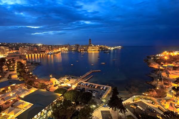 Tuy nhiên, khi màn đêm buông xuống, vẻ đẹp này chìm vào bóng tối và trở nên bí ẩn hơn bao giờ hết. Đối với người dân Malta, họ coi nơi đây là mảnh đất của những linh hồn lưu lạc, của những ngôi đền bí ẩn và cả những câu chuyện về các vị thần và linh hồn ma quái trú ngụ ở thế giới bên kia.