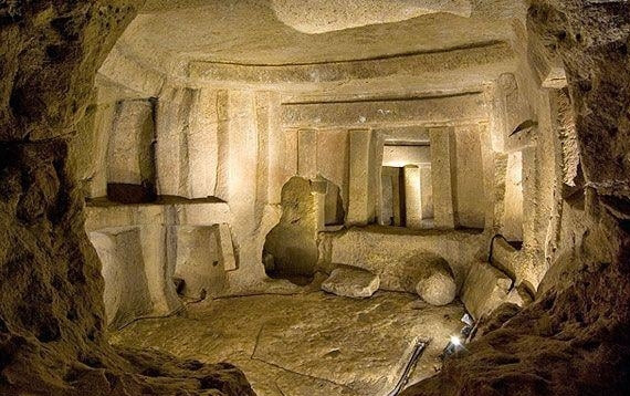 Người ta kể rằng nếu lắng nghe trong yên tĩnh, bạn sẽ nghe thấy tiếng vọng từ những linh hồn lạc lối. Có những lời đồn đoán rằng khi các nhà khảo cổ khai quật Hypogeum, họ đã phát hiện ra những bộ xương kỳ lạ với kích thước quá lớn, dẫn đến giả thuyết về một loài người khổng lồ từng cư trú tại đây. Điều này làm dấy lên hàng loạt tranh cãi và thuyết âm mưu, nhưng cho đến nay, tất cả vẫn còn là ẩn số.