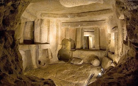 Người ta kể rằng nếu lắng nghe trong yên tĩnh, bạn sẽ nghe thấy tiếng vọng từ những linh hồn lạc lối. Có những lời đồn đoán rằng khi các nhà khảo cổ khai quật Hypogeum, họ đã phát hiện ra những bộ xương kỳ lạ với kích thước quá lớn, dẫn đến giả thuyết về một loài người khổng lồ từng cư trú tại đây. Điều này làm dấy lên hàng loạt tranh cãi và thuyết âm mưu, nhưng cho đến nay, tất cả vẫn còn là ẩn số.