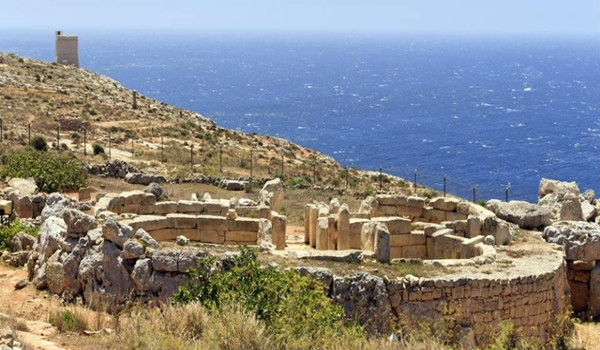 Dù chỉ là một hòn đảo nhỏ, Malta chứa đựng cả một kho báu của những di tích cổ xưa và những câu chuyện đầy huyền bí. Những hành trình vào lòng đất sâu thẳm, những tiếng thì thầm của lịch sử cổ đại cùng với các di tích kì bí đã biến Malta trở thành "vương quốc của người chết" – nơi mà ranh giới giữa quá khứ và hiện tại, giữa sống và chết dường như không còn rõ ràng.