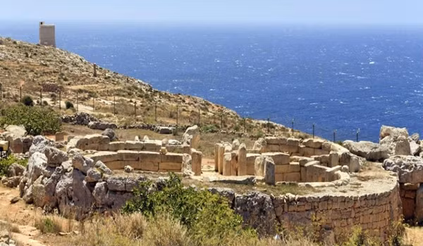 Dù chỉ là một hòn đảo nhỏ, Malta chứa đựng cả một kho báu của những di tích cổ xưa và những câu chuyện đầy huyền bí. Những hành trình vào lòng đất sâu thẳm, những tiếng thì thầm của lịch sử cổ đại cùng với các di tích kì bí đã biến Malta trở thành "vương quốc của người chết" – nơi mà ranh giới giữa quá khứ và hiện tại, giữa sống và chết dường như không còn rõ ràng.