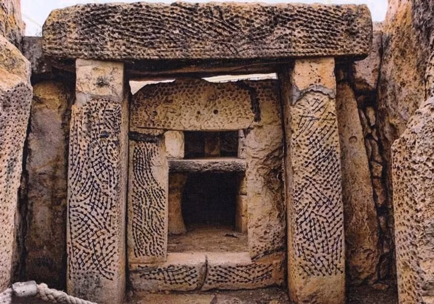 Hang Ghar Dalam là một địa điểm khác không thể bỏ qua trong hành trình khám phá bí ẩn Malta. Được phát hiện vào thế kỷ 19, hang động này chứa đầy các hóa thạch động vật cổ xưa, bao gồm những loài đã tuyệt chủng từ hàng ngàn năm trước như voi lùn, gấu khổng lồ và lợn rừng. Ngoài ra, Ghar Dalam còn là nơi khai quật được những dấu vết đầu tiên của người tiền sử từng sinh sống trên hòn đảo này, cho thấy một thời kỳ hoang sơ và nguyên thủy của con người.