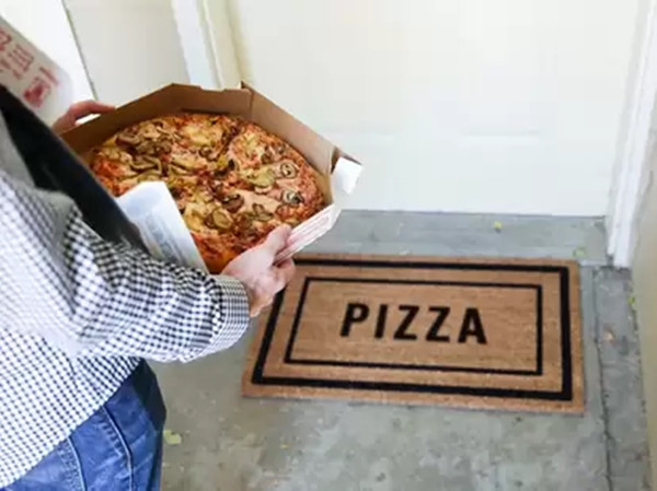 Trong quá trình giao nhận, bà Harper đã tranh cãi gay gắt với nhân viên 24 tuổi vì lý do giao nhầm loại pizza. Không kiểm soát được cơn giận, Harper lập tức gọi điện cho chồng mình, ông Corey Harper, 47 tuổi.