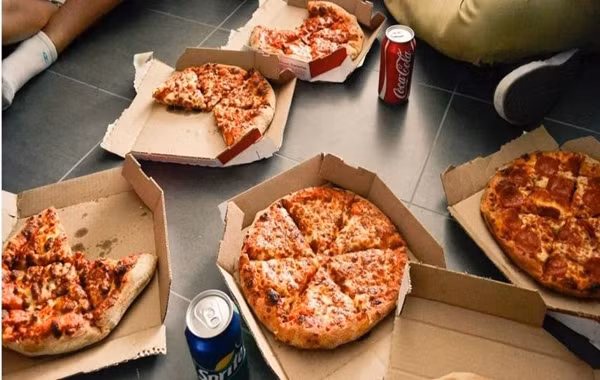 Theo thông tin từ cảnh sát thành phố Norfolk, sự việc xảy ra vào chiều tối cách đây vài ngày. Bà Catherine Harper, 45 tuổi, đã đến cửa hàng MOD Pizza để mua pizza.