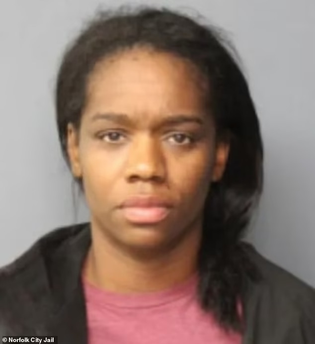 Lời qua tiếng lại dẫn đến mất kiểm soát hành vi, ông Harper đã rút dao tấn công nhân viên trẻ tuổi, gây ra một vết thương sâu và dài, thậm chí hở cả ruột. Cảnh tượng đẫm máu này đã khiến những người chứng kiến hoảng sợ và báo ngay cho cơ quan chức năng. Trong ảnh là Catherine Harper.