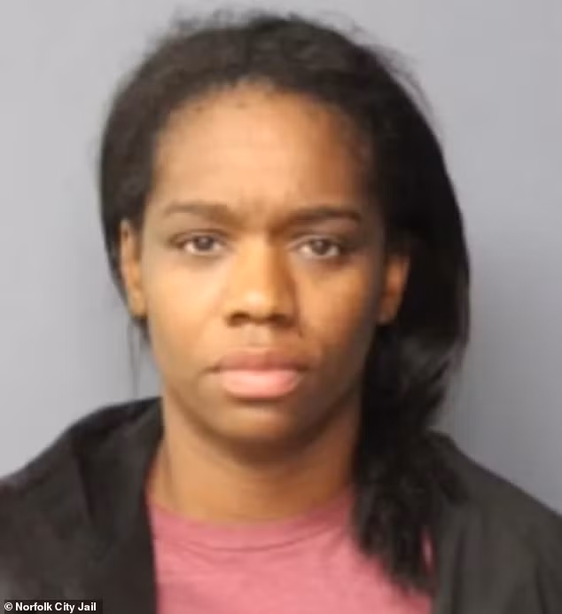 Lời qua tiếng lại dẫn đến mất kiểm soát hành vi, ông Harper đã rút dao tấn công nhân viên trẻ tuổi, gây ra một vết thương sâu và dài, thậm chí hở cả ruột. Cảnh tượng đẫm máu này đã khiến những người chứng kiến hoảng sợ và báo ngay cho cơ quan chức năng. Trong ảnh là Catherine Harper.