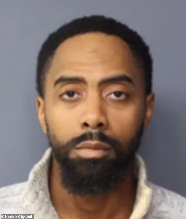 Điều đáng chú ý là cuộc gọi này không đơn thuần là một lời phàn nàn. Bà Harper đã yêu cầu chồng mình đến "giải quyết" vấn đề. Chỉ vài phút sau, ông Corey Harper xuất hiện tại cửa hàng pizza và sự việc đã leo thang nhanh chóng đến mức kinh hoàng. Trong ảnh là Corey Harper.