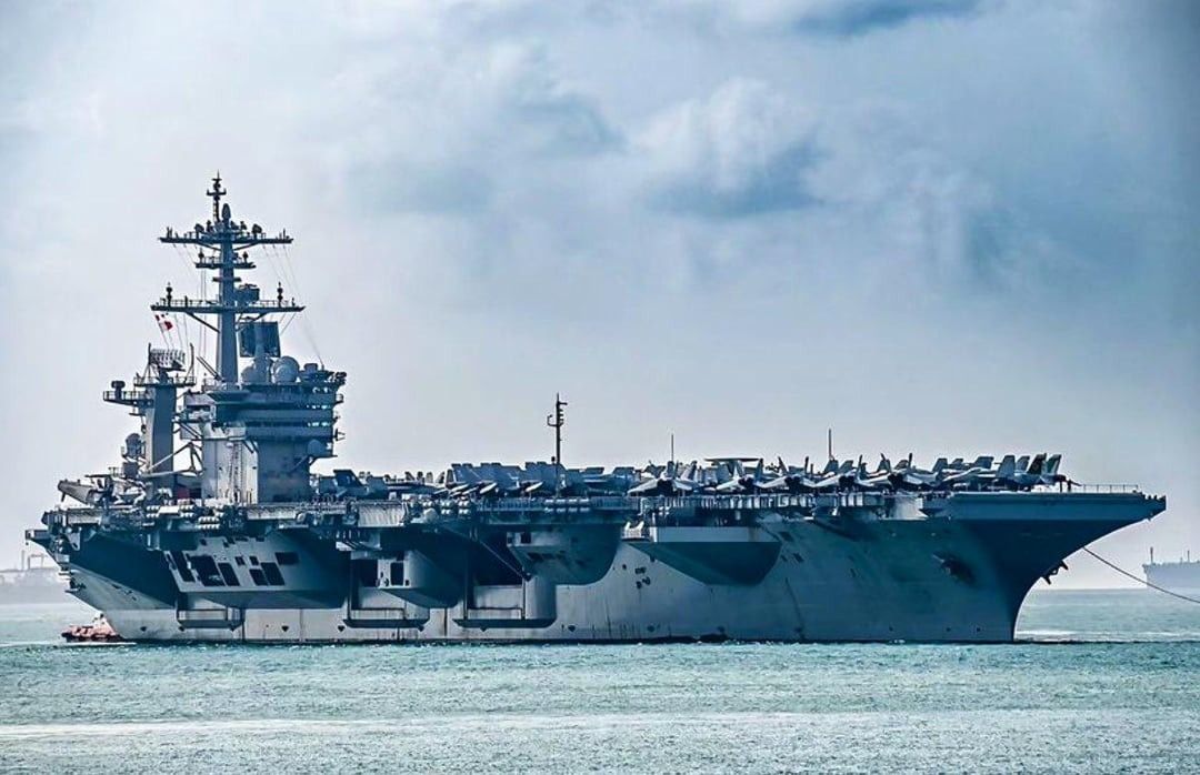USS Theodore Roosevelt là siêu tàu sân bay được khởi đóng ngày 31/10/1981 và hạ thủy sau đó ba năm. Tàu được đưa vào biên chế Hải quân Mỹ ngày 25/10/1986. Logo của tàu có hình bán thân của Tổng thống Roosevelt, bên dưới là chữ "TR" (viết tắt của Theodore Roosevelt) và dòng khẩu hiệu tiếng Latin "Qui Plantavit Curabit" (Người ươm mầm ta sẽ chăm sóc ta). Ảnh: Reddit.