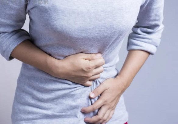 Tại bệnh viện, các bác sĩ đã sử dụng phương pháp tẩy giun truyền thống của Trung Quốc, kết hợp bột hạt bí ngô, dịch chiết xuất từ quả cau, thuốc nhuận tràng và nước uống để loại bỏ hoàn toàn ký sinh trùng ra khỏi cơ thể bệnh nhân.