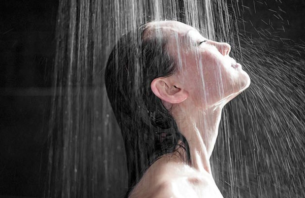 Một trường hợp y tế hiếm gặp vừa được ghi nhận tại Thượng Hải, Trung Quốc, gióng lên hồi chuông cảnh báo về nguy cơ nhiễm ký sinh trùng từ việc ăn thịt sống. Một phụ nữ 40 tuổi đã phải trải qua nửa năm sống trong nỗi ám ảnh kinh hoàng bởi chứng ngứa ngáy dữ dội ở hậu môn, đỉnh điểm là sự xuất hiện của một ký sinh trùng dài tới 10cm bất ngờ chui ra từ trực tràng khi cô đang tắm. (Ảnh: Sohu, minh họa)