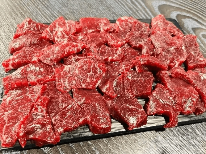 Vụ việc này một lần nữa nhấn mạnh tầm quan trọng của việc đảm bảo an toàn thực phẩm và cảnh báo về nguy cơ tiềm ẩn từ việc ăn thịt sống hoặc thực phẩm chưa được nấu chín kỹ. Sán dây không chỉ gây ra những khó chịu về đường tiêu hóa mà còn có thể dẫn đến các biến chứng nguy hiểm khác nếu không được điều trị kịp thời.