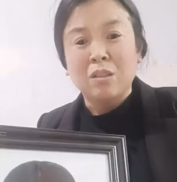 "Hai thanh niên này chỉ thừa nhận tội hiếp dâm, họ không thừa nhận có liên quan đến cái chết của con gái tôi. Tôi không thể hiểu nổi sự chậm trễ này. Con gái tôi đã mất rồi mà những kẻ đã gây ra cái chết cho con tôi vẫn chưa bị trừng phạt. Tôi rất đau khổ và tuyệt vọng", bà Vương đau đớn chia sẻ.