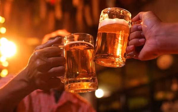 Vào tối ngày xảy ra sự việc, người bạn trai này cùng bạn bè đã rủ cô bạn thân của Tiểu Hà đi uống rượu. Vì sợ hãi và ngại ngùng, không muốn đi một mình, bạn thân của Tiểu Hà đã nài nỉ nữ sinh đi cùng, hứa sẽ là một bữa tiệc bình thường.