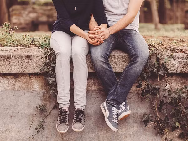 Theo truyền thông địa phương, nữ sinh lớp 12 Tiểu Hà đã bị một nhóm thanh niên cưỡng ép uống rượu đến say mèm trong buổi tụ tập ngoài giờ học. Theo lời kể đau đớn của bà Vương, mẹ nạn nhân, sự việc bắt đầu từ việc cô bạn thân của Tiểu Hà hẹn hò với một chàng trai ngoài trường.