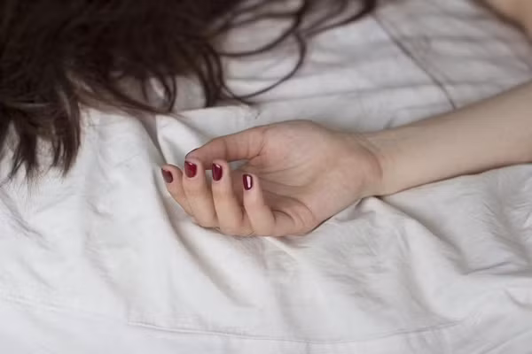 Báo cáo khám nghiệm tử thi cho thấy Tiểu Hà tử vong do ngộ độc rượu cấp tính kết hợp với việc bị siết cổ dẫn đến ngạt thở. Ngộ độc rượu được xác định là yếu tố hỗ trợ gây tử vong. Hai nghi phạm, được xác định là hai thanh niên khoảng 20 tuổi, đã bị bắt giữ với cáo buộc hiếp dâm. Tuy nhiên, điều khiến bà Vương vô cùng bức xúc là vụ án đến tận nay vẫn chưa được đưa ra xét xử.