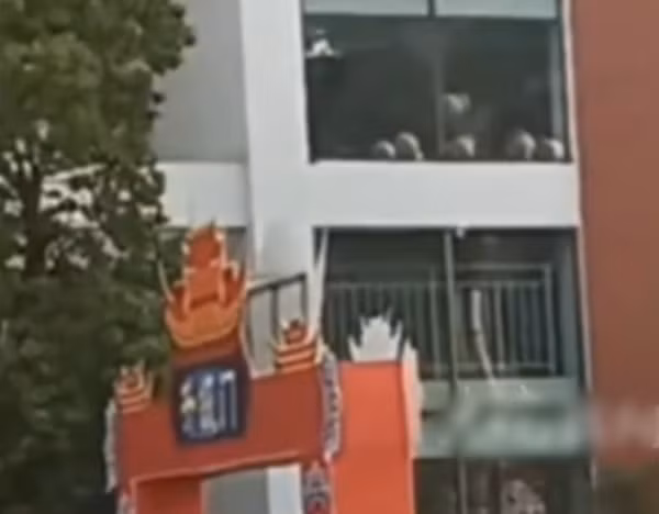 Sự chậm trễ trong việc xét xử vụ án này đang gây ra nhiều tranh luận. Nhiều người đặt câu hỏi về hiệu quả của hệ thống tư pháp trong việc bảo vệ quyền lợi của nạn nhân và trừng phạt tội phạm. Sự việc cũng làm dấy lên lo ngại về vấn đề an toàn của học sinh, đặc biệt là nữ sinh, và sự cần thiết của việc nâng cao nhận thức về bạo lực tình dục và các biện pháp phòng ngừa.