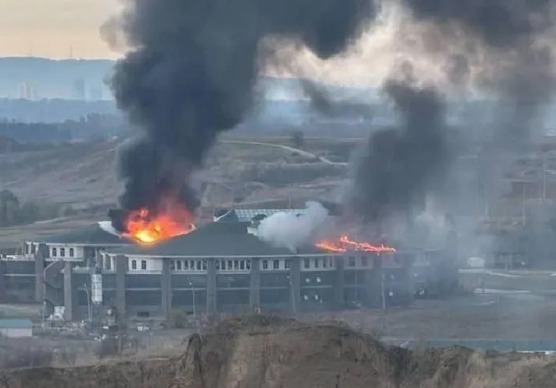 Trước đó vào ngày 29/10, tại Gudermes, mái của một tòa nhà bỏ trống trong khuôn viên đại học Lực lượng Đặc nhiệm Nga đã bốc cháy do cuộc tấn công bằng máy bay không người lái. Không có thương vong hay người bị thương, và hoạt động của cơ sở này không bị gián đoạn. Ảnh: Telegram.