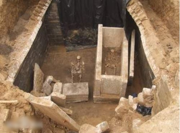 Tháng 4/2023, Vương trở về nước để thăm mẹ và bị nhân viên của trạm kiểm soát hải quan phát hiện là đối tượng bị truy nã. Sau đó, anh bị tạm giam và chuyển giao cho cảnh sát huyện Hứa Dịch. Tận lúc này, Vương không hề biết mình đã trở thành tội phạm bị truy nã và càng không biết rằng đồng bọn đã bị kết án. Sau khi bị bắt, Vương đã thừa nhận toàn bộ hành vi phạm tội.