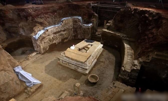 Viện kiểm sát nhắc nhở rằng, các ngôi mộ cổ là di sản văn hóa có giá trị lịch sử, nghệ thuật và khoa học, cần được bảo vệ. Tội phạm liên quan đến trộm cắp di sản không chỉ là hành vi phá hoại mà còn là sự xúc phạm đến nền văn minh nhân loại, cần nghiêm khắc xử lý để bảo vệ di sản và giữ gìn công bằng xã hội.