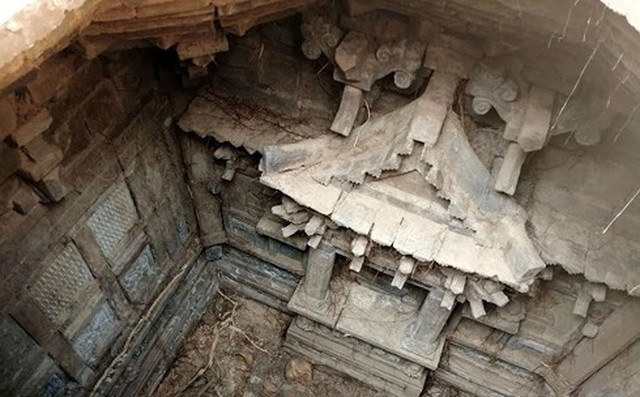 Bộ phim "Đạo Mộ Bút Ký" với những cảnh tượng trộm mộ cổ vô cùng hồi hộp và kích thích đã thu hút vô số người hâm mộ, trong số đó có anh Vương, một chàng trai trẻ với đầu óc ham phiêu lưu đã gạt bỏ việc làm giám đốc công ty kinh doanh quần áo để tham gia vào một đội trộm mộ. Nào ngờ, sau khi thực hiện thành công vài vụ trộm mộ cổ, Vương đã bị bắt gần đây và bị kết án 10 năm 3 tháng tù và phạt tiền. (Ảnh: Chinatimes, Sohu, Jimunews, ST)